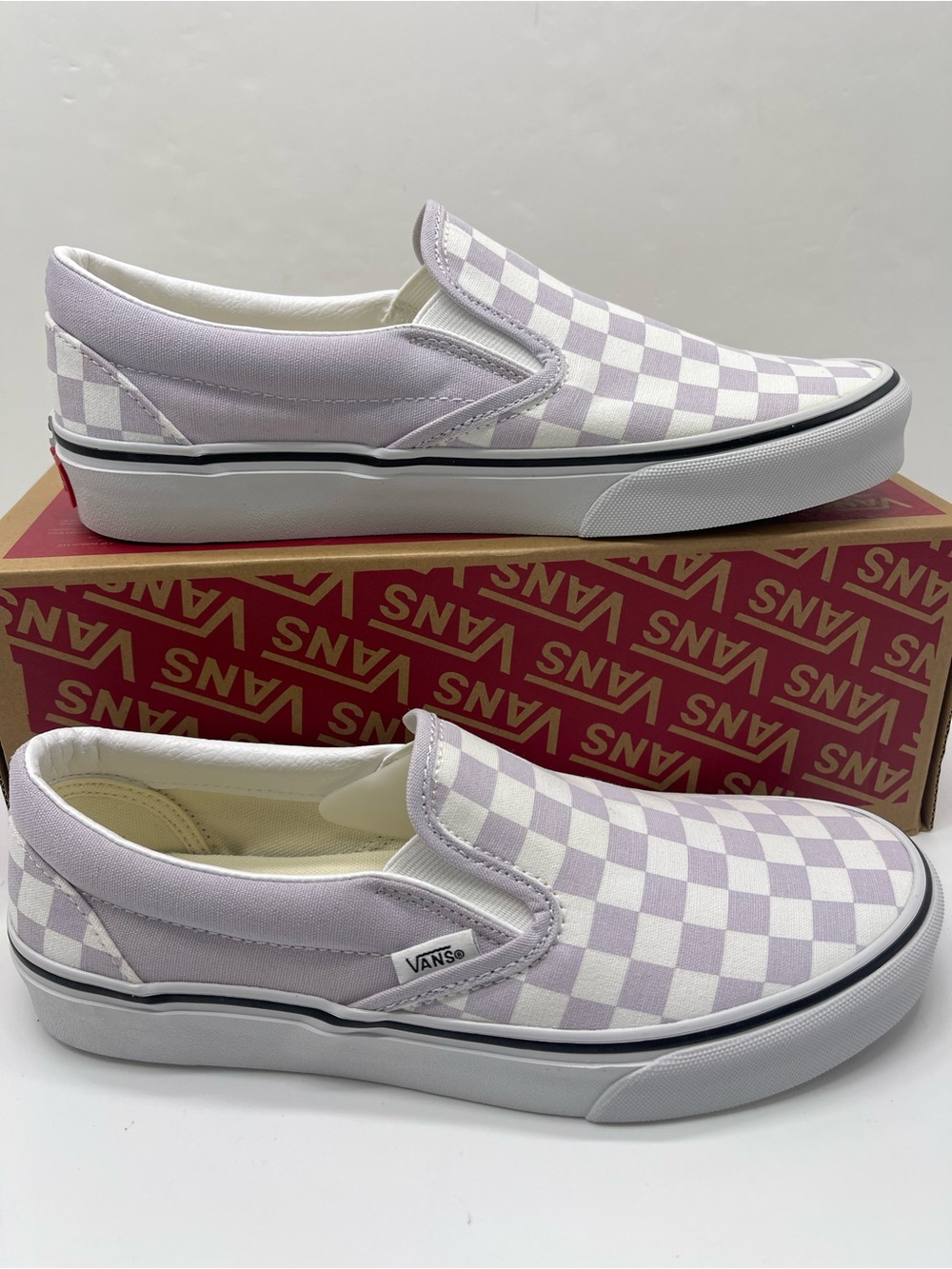 Vans WMNS Sz 8.5 Classic Slip-On
Color Theory Checkerboard
VN000D35EMY Sneakers
